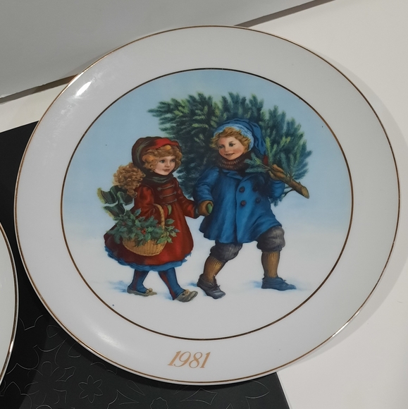 Vintage Christmas Plates with 22K gold trim - Picture 4 of 8